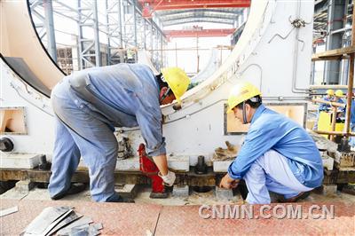 近日，在銅陵有色沙溪銅礦建設(shè)中，銅冠建安安裝公司承擔(dān)了磨浮車(chē)間兩臺(tái)大型設(shè)備的安裝。其中，半自磨機(jī)直徑8．5米、凈重709噸，球磨機(jī)直徑6．2米、凈重832噸，均是銅陵有色磨浮系統(tǒng)中最大的設(shè)備。半自磨機(jī)自7月底開(kāi)始安裝，目前正在安裝半自磨機(jī)主軸底座，間距在7．6米的兩個(gè)底座間橫向中間線(xiàn)安裝誤差不能超過(guò)1毫米，安裝精度要求極高。為確保精確度，該公司職工在安裝底座中反復(fù)檢測(cè)，不斷調(diào)整，全力按設(shè)計(jì)要求做好施工。