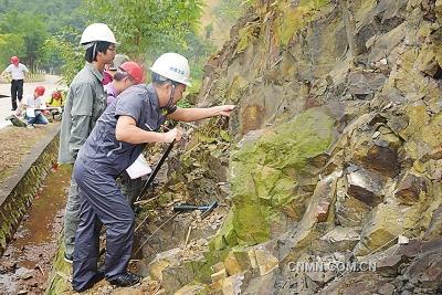 　9月9日～11日，近80名來(lái)自廣東省地質(zhì)局、省核工業(yè)地質(zhì)局、省有色金屬地質(zhì)局的中青年地質(zhì)技術(shù)人員，聚集在風(fēng)景秀麗的肇慶市鼎湖山腳下，一連三天，展開(kāi)有“理論考試、巖礦鑒定、野外實(shí)操”為主要內(nèi)容的“全省礦產(chǎn)地質(zhì)專(zhuān)業(yè)技術(shù)人員職業(yè)技能競(jìng)賽”，互相PK，軋金奪銀。這是廣東省地質(zhì)系統(tǒng)自2008年以來(lái)開(kāi)展的第六次職業(yè)技能大賽。