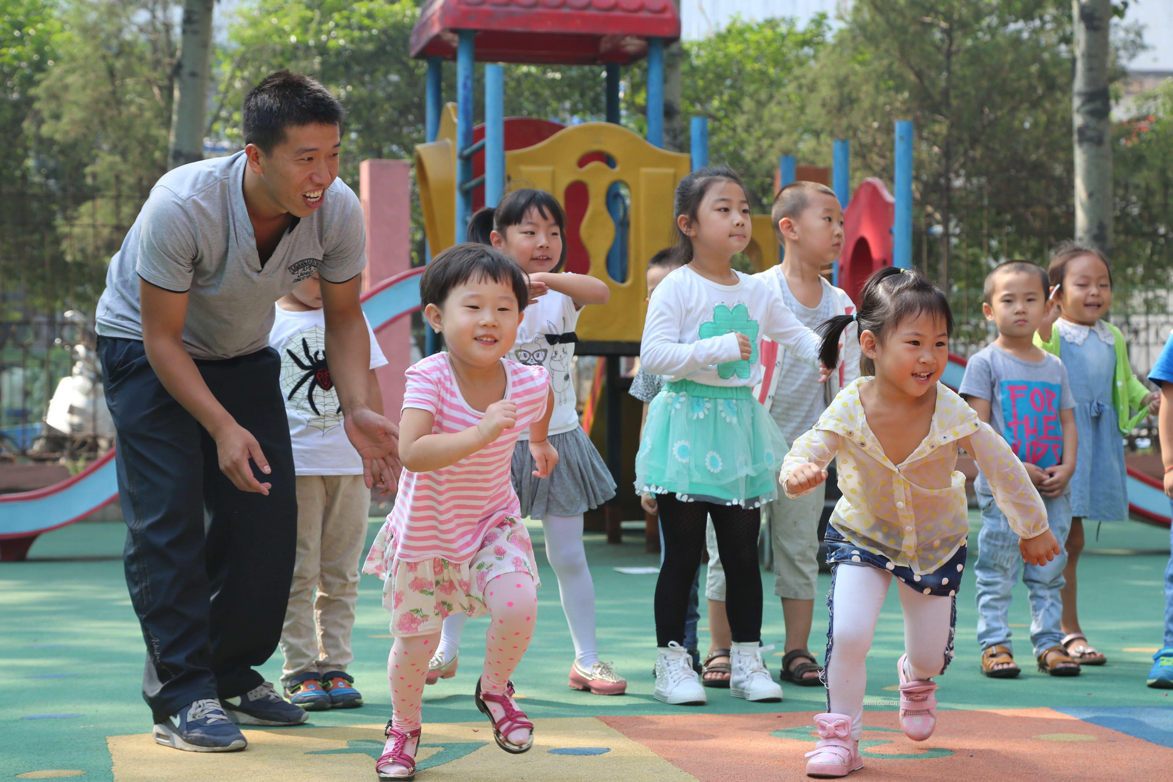 又是一年教師節(jié)，即將到來的教師節(jié)將是原濤作為男幼兒教師度過的第三個教師節(jié)。談及這兩年的幼教經(jīng)歷，原濤介紹道，從最初的親朋好友的不理解，到現(xiàn)在大家的支持，而且小朋友們和他相處的已經(jīng)無話不說了。