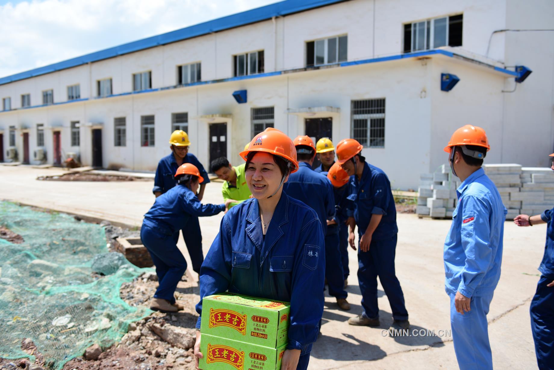 日前，在新生產(chǎn)基地，株洲冶煉集團(tuán)股份有限公司2019年度首次高溫送清涼行動拉開序幕。