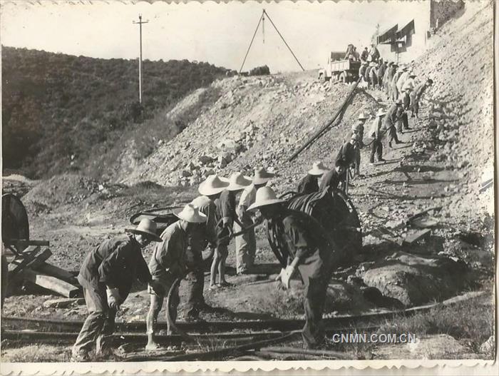 圖為崢嶸歲月建設(shè)康家灣礦場(chǎng)景