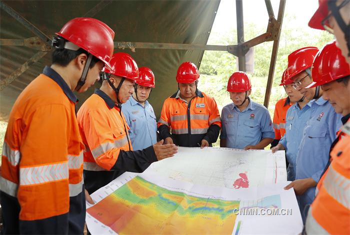 圖為五礦勘察、水口山公司地質(zhì)專家和技術(shù)人員在探討資源勘探工作