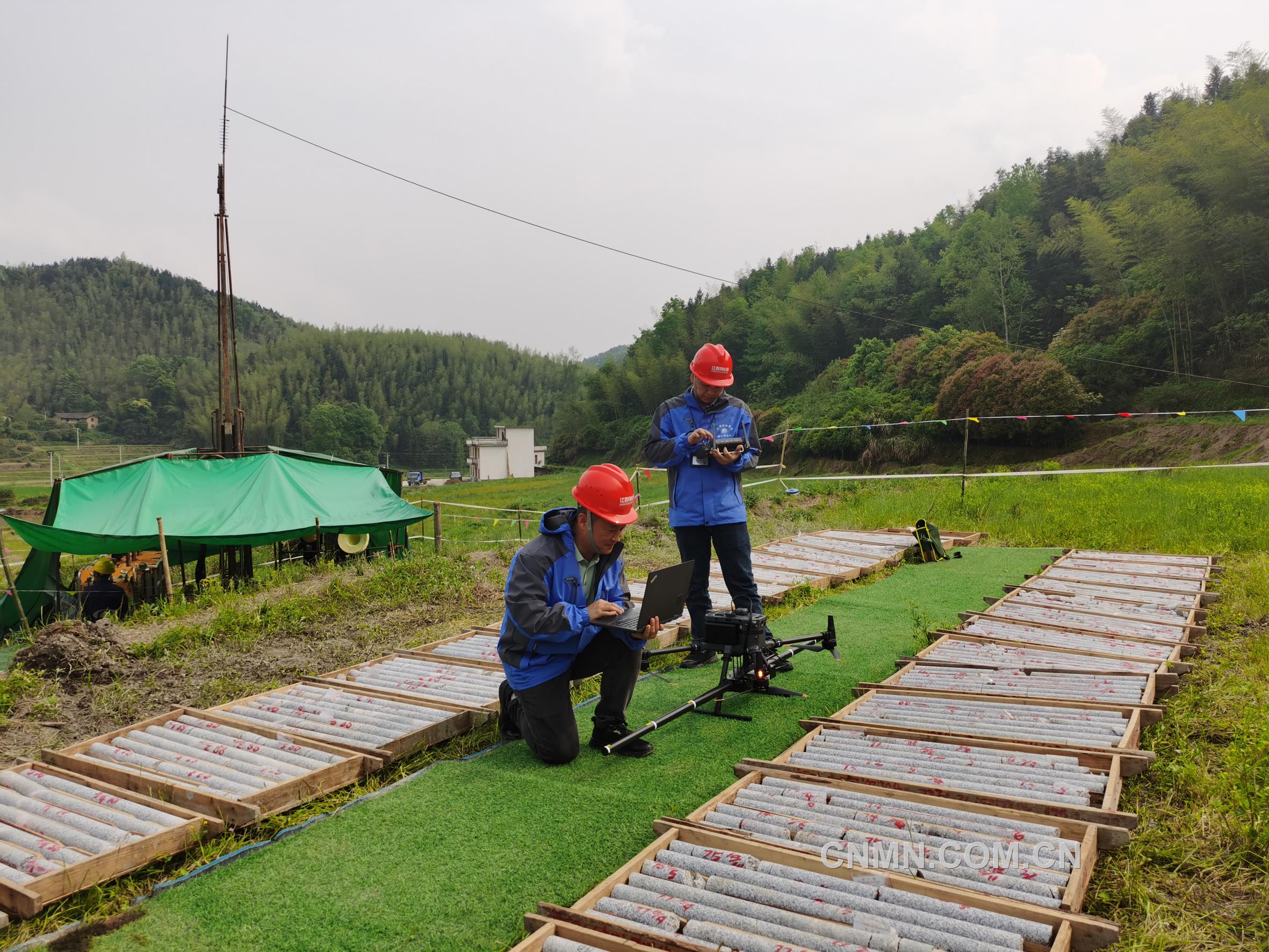 江西地質-物化探大隊隊員正在開展低空無人機航磁作業(yè)。