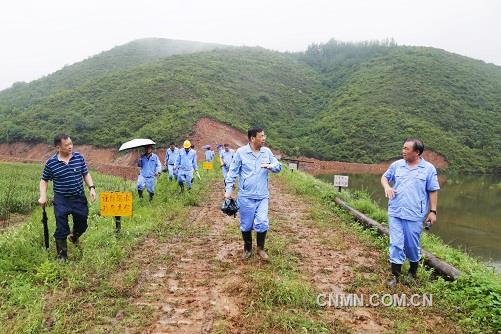 第三張：萬基控股集團(tuán)董事長(zhǎng)李躍民（左二）檢查萬基發(fā)電公司山口灰?guī)斓虊渭庸糖闆r